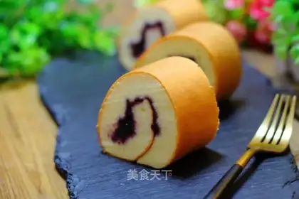 Blueberry jam, tiger cake roll