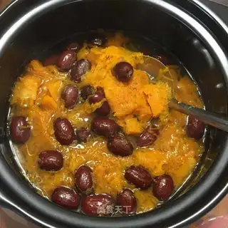 Red-tree pumpkin soup