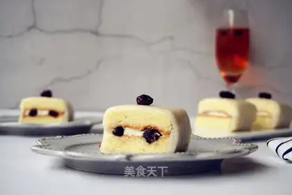 Ice cranberry cake