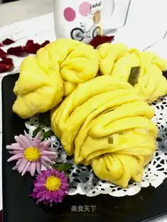 Steamed onion pumpkin roll