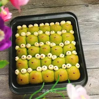 Frogs squeezing on a snack