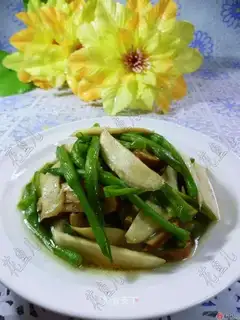 The fragrance of yellow flowers is dry and white