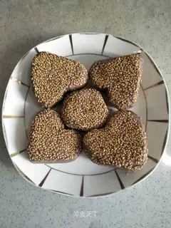 Black rice sesame cake