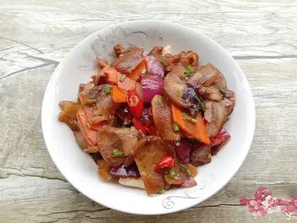 Carrot onions to fry a pig's nose
