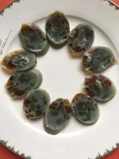 Queens and eggs