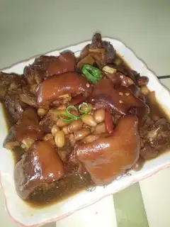 Peanuts burn pigs' feet