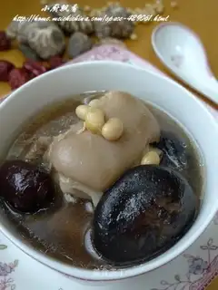 Stewed pork knuckles with mushrooms and soybeans