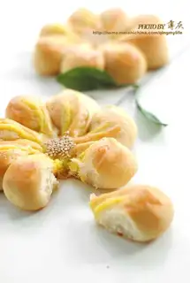 cream yellow flower-shaped bread