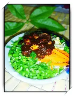 Noodles with diced pork with nuts and nuts