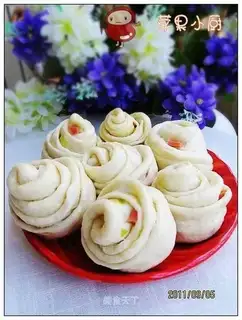 Sliced onion and ham rolls