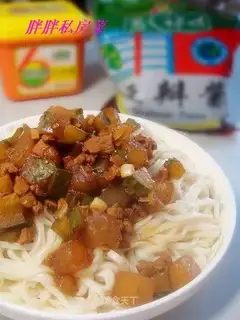 Noodles with fried sauce with minced pork and melon