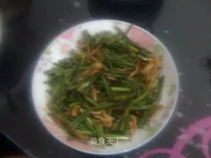stir-fried shredded pork with garlic sprouts