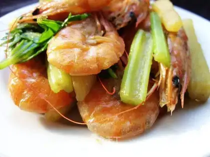 Roasted prawns with potatoes and celery