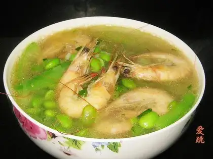 Fresh shrimp and loofah edame soup