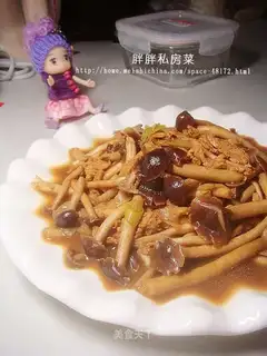 Sauteed pork slices with tea tree mushroom