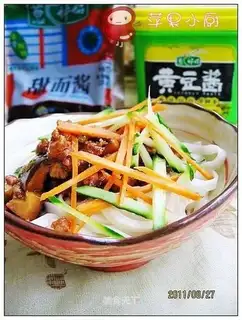 Noodles with mushroom and minced pork with fried sauce