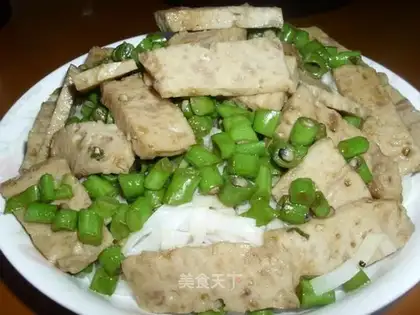 Meat pie noodles with bean paste