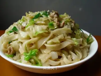 stir-fried rice noodles with cabbage and shredded pork
