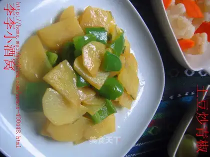 stir-fried potatoes and green peppers