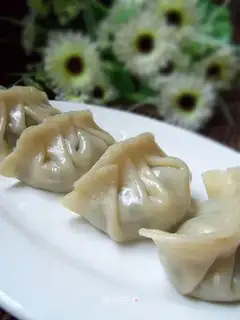 Steamed dumplings with leek and fresh meat