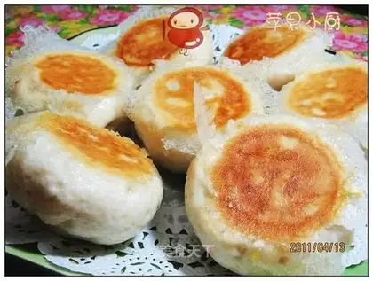 Pan-fried buns with spinach and fresh meat