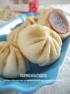 Pan-fried buns with cabbage and fresh meat