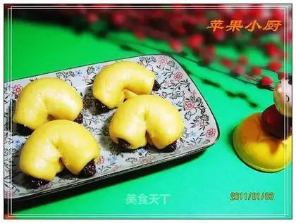 Pumpkin ox hooves and dates rolls