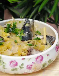 Stewed eel head with sour cabbage