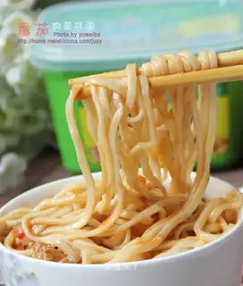 Mixed noodles with tomato meat sauce