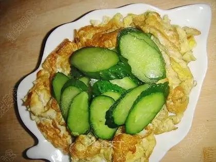 Scrambled eggs with cucumber