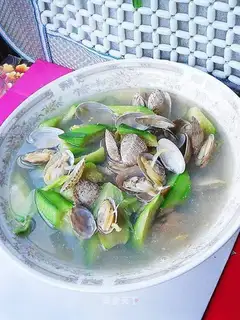 Clam and loofah soup