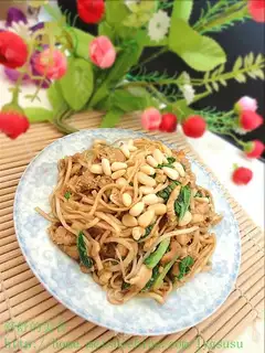 Sauce fried noodles with bean pills and pine nuts