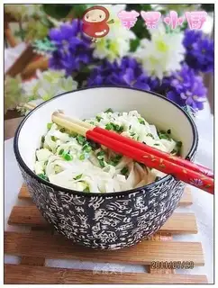 Noodles with egg soup with leek moss