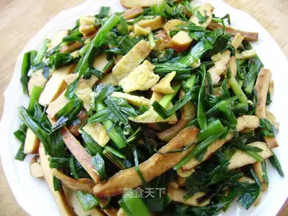 Chives, dried beans, shredded eggs