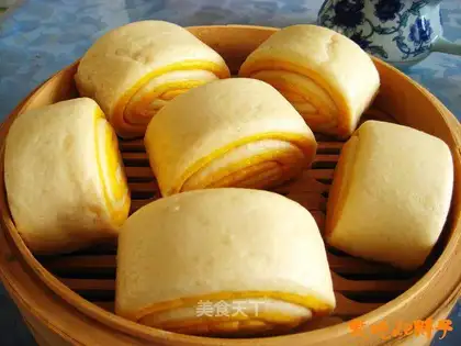 Cutting steamed buns with two-color knife