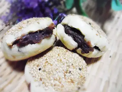 Bean stuffed sesame cakes