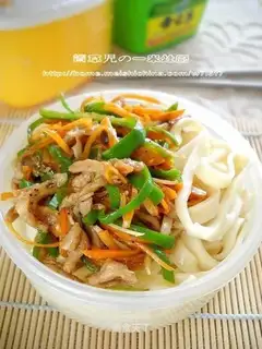 Noodles with shredded pork and egg in green pepper sauce