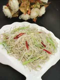 stir-fried mung bean sprouts