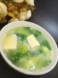 Green vegetables and tofu soup