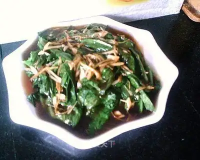Shredded ginger and green vegetables