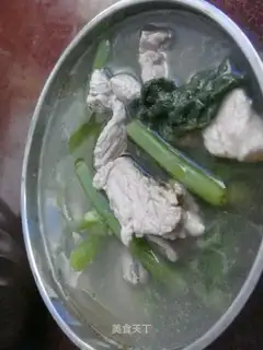 Pumpkin seedling and pork slices soup