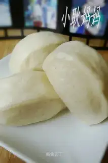 Cutting steamed buns with milk knife