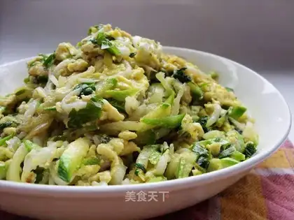 Scrambled eggs with zucchini whitebait