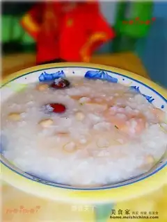 Earthen pot with lotus root and peanut porridge