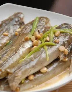 Boiled chicken leg fish with bean paste