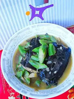 Grilled loofah with fish head and tail
