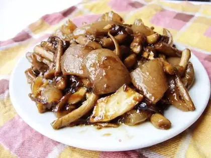 Braised pork skin with tea tree mushroom