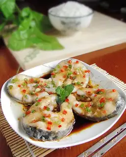 Steamed grass carp with flour
