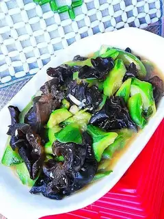 stir-fried fungus with loofah