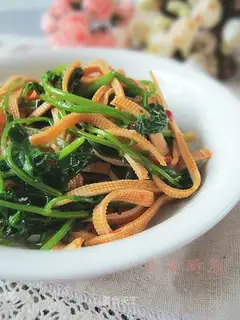 Coriander mixed with bean skin